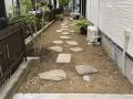 お庭の天然石を再利用した園路