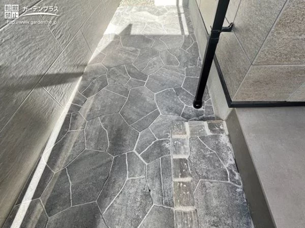 乱形石風のコンクリート平板を敷いた落ち着きのあるアプローチ