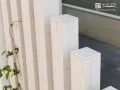 美しい木調と上品な白色の角柱フェンス
