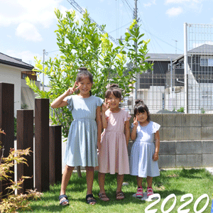 2020年 記念樹のレモンとお子様の記念写真