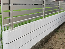 型枠ブロックの上に目隠しフェンスを設置した施工事例