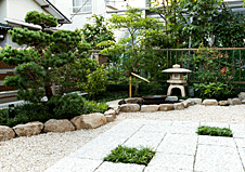 自然石を用いた日本庭園風の主庭