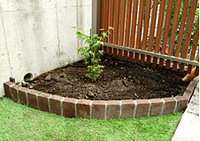 花壇の土留めとして使用されるレンガ