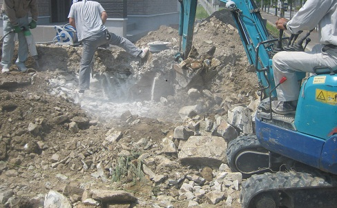 駐車場の岩盤を掘削作業中