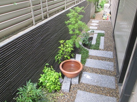 植栽完了、水連鉢も置きました