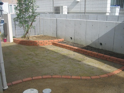 施工後　レンガの花壇と芝生