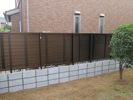 隣地境界部分の生垣を目隠しフェンスに交換 ガーデンプラス神戸 スタッフブログ
