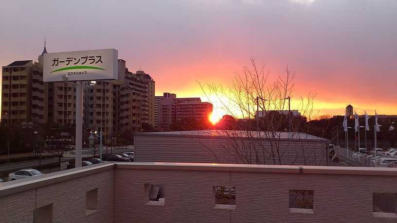 ガーデンプラス神戸店からの夕日