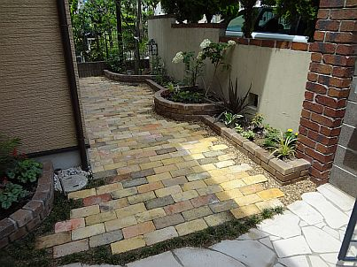 段違いの花壇と古レンガ舗装です。