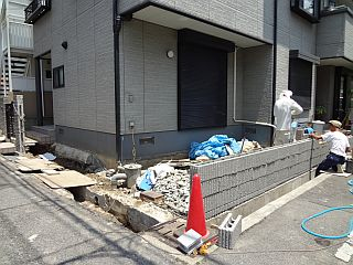新しい壁が3段目までできました。 新しい壁が3段目までできました。