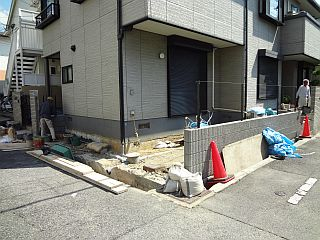 フェンスの柱も立ちました。 フェンスの柱も立ちました。