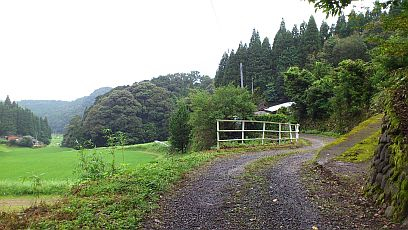 砂利道ですが、立派なアプローチなのです。 砂利道ですが、立派なアプローチなのです。