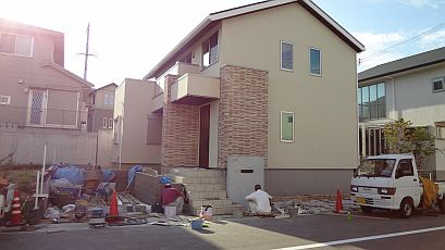 暑い中、工事を進めてくださる職人さんにも感謝。 暑い中、工事を進めてくださる職人さんにも感謝。