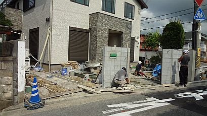 門柱や駐車スペース、アプローチの下地ができてきています。 門柱や駐車スペース、アプローチの下地ができてきています。