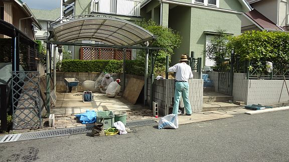職人さんが手際よくカーポートの解体を進めています。 職人さんが手際よくカーポートの解体を進めています。
