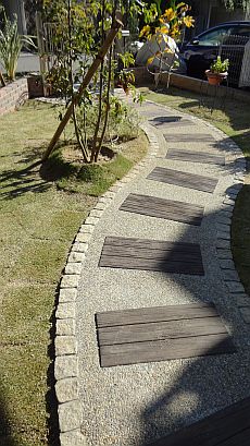 なかなかよい木調の平板でおすすめ。 なかなかよい木調の平板でおすすめ。