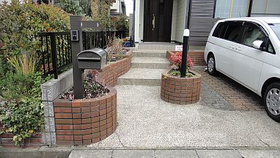 アプローチ花壇施工後。
