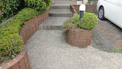 アプローチ花壇施工前。
