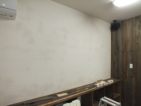 千葉店内装工事:左官仕上の壁1