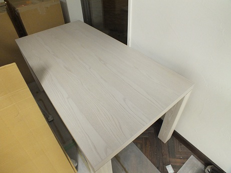 千葉店内装工事:無垢材のテーブル1