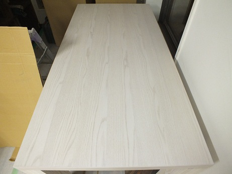 千葉店内装工事:無垢材のテーブル2