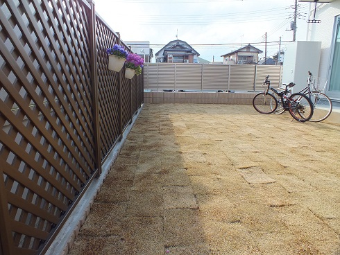 佐倉市の外構工事:ラチスフェンスと裏庭