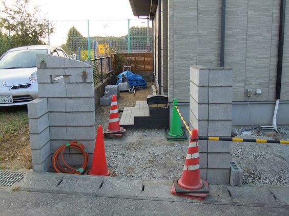 門廻り　施工中　三田市　ブロック積み