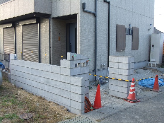 門塀ブロック積み　施工中　三田市