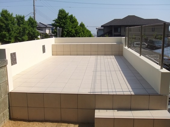 高級感のある掘り込み車庫とカーポートの外構工事 兵庫県神戸市北区 M S様邸 ガーデンプラス神戸 スタッフブログ 高級感のある掘り込み車庫とカーポートの外構工事 兵庫県神戸市北区 M S様邸 ガーデンプラス神戸 スタッフブログ