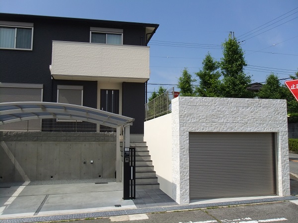 高級感のある掘り込み車庫とカーポートの外構工事 兵庫県神戸市北区 M S様邸 ガーデンプラス神戸 スタッフブログ 高級感のある掘り込み車庫とカーポートの外構工事 兵庫県神戸市北区 M S様邸 ガーデンプラス神戸 スタッフブログ