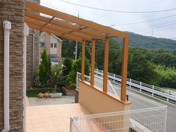 ココマ　オープンテラス腰壁タイプ　イタリアンウォールナット+シャイングレー　ポリカーボネート（クリア）　神戸市