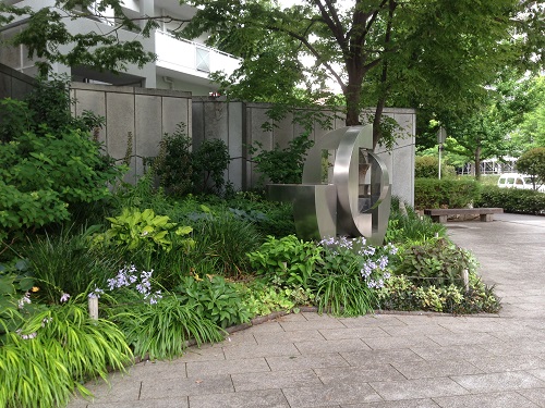 日差しの届かない北側の花壇 日差しの届かない北側の花壇