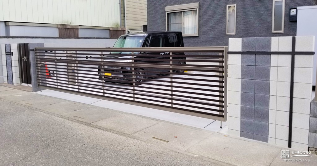 デザイン性の高い跳ね上げ式カーゲートでオープン外構からクローズ外構へ かんたん庭レシピ