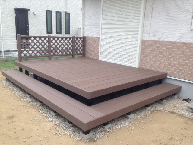 段床とフェンス付きのウッドデッキスペース かんたん庭レシピ