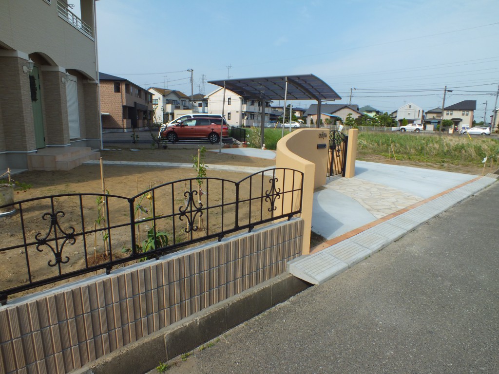 建物に合わせた洋風でおしゃれな外構工事 かんたん庭レシピ