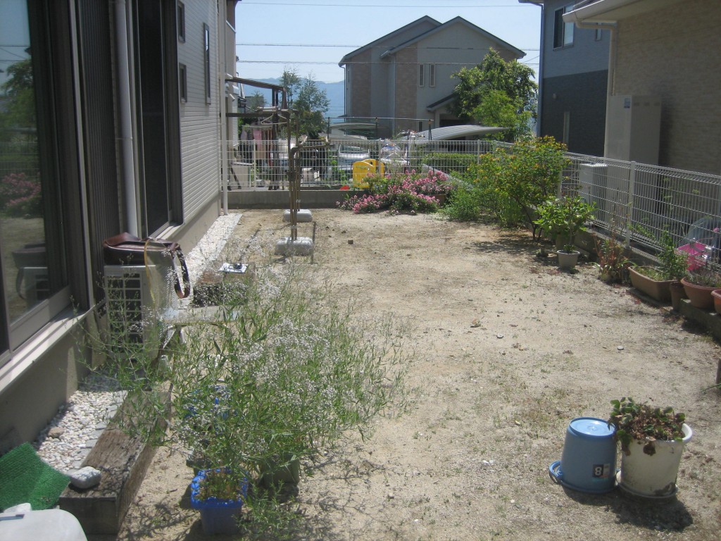 雑草対策 テラス囲いとタイルの機能的なお庭 かんたん庭レシピ