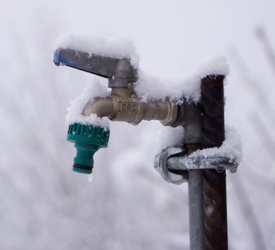 立水栓の凍結防止対策と注意点を解説！水抜きのやり方や地中の水道管の凍結防止カバーについて