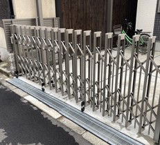 【東大阪店】門扉と伸縮ゲートでクローズ外構へリフォーム