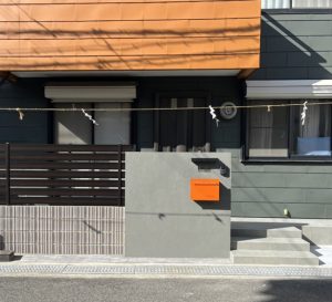 【神戸店】鮮やかなポストが建物と調和するリフォーム外構工事