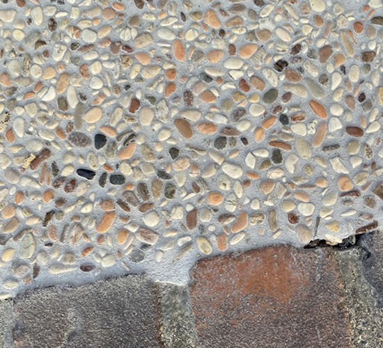 コンクリート洗い出し仕上げと樹脂舗装の違いとは？耐久性や印象について徹底解説