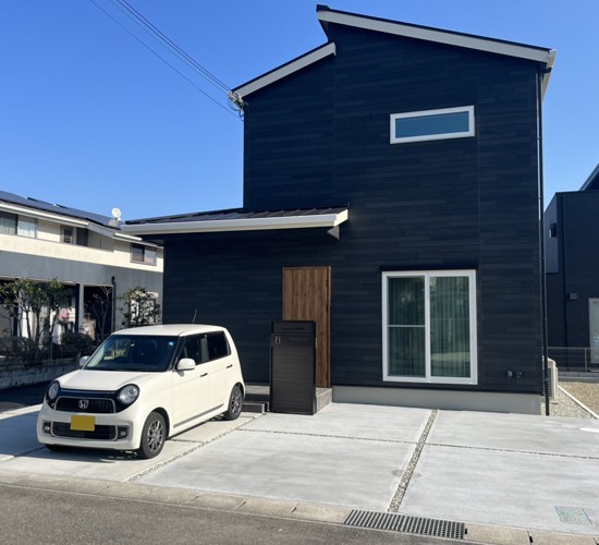 【神戸店】広々とした駐車スペースで建物を主役にするシンプルな新築外構工事