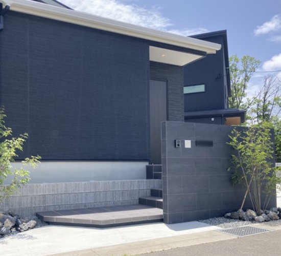 【神戸垂水店】植栽とのコントラストが目を引く新築外構工事