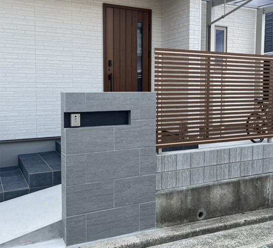 【神戸店】グレーと木目調で色味を統一したシンプルモダンな新築外構工事