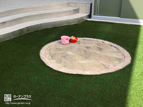 人工芝に砂場を設置して、出かけずともお孫さんと楽しめるお庭
