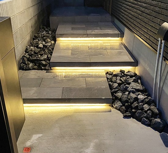 シンプルでおしゃれなオープン外構の魅力を引き出す浮き階段の施工例♪