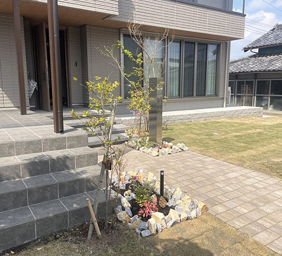 高低差のある敷地を活かす！シンプルモダンでセンスが光る新築外構の作り方