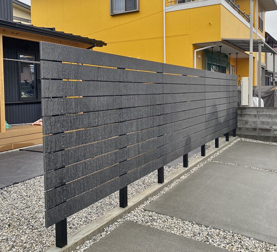 樹脂板フェンスを活用したお庭空間と洗い出しコンクリートの駐車場