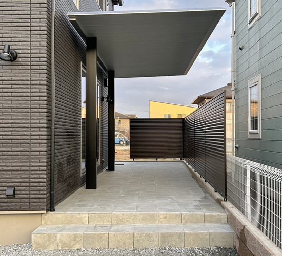 柱が気にならないスタイリッシュなテラス屋根をつくりました。