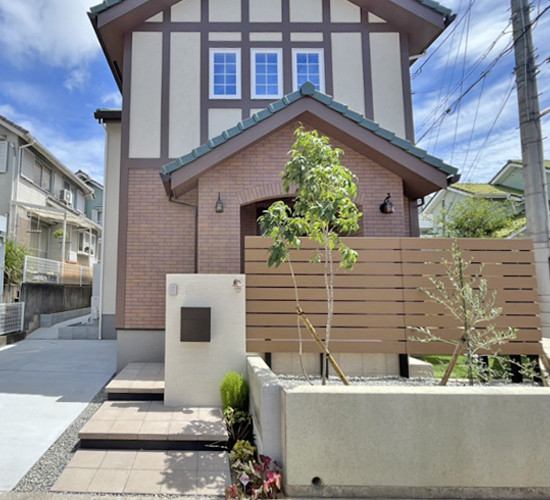洋風のお住まいと調和する、ナチュラルで温もりある新築外構工事