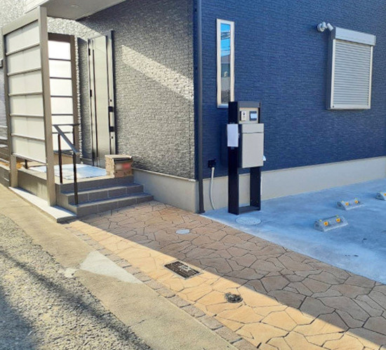 天然石風の乱形模様のアプローチが印象的な新築外構